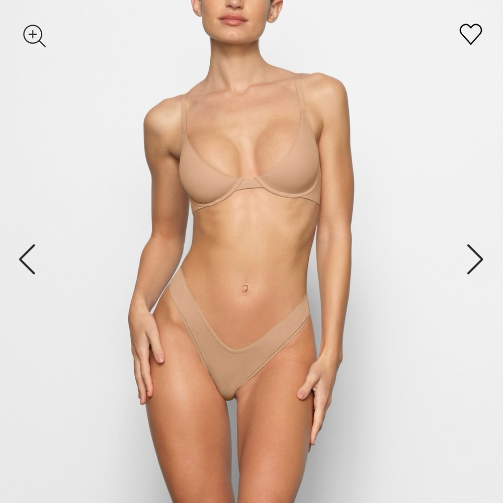 SKIMS Fits Everybody Plunge Bra